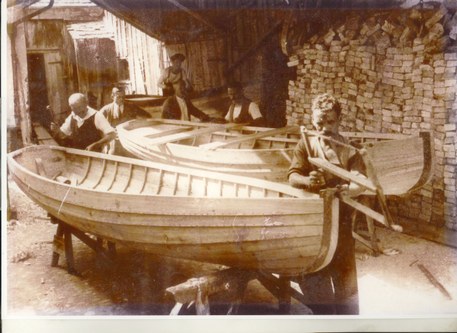 Jakob Biatel kam im Trentino zur Welt, zog 1889 mit seiner Familie nach Hard und arbeitete in den 1920er Jahren in der „Bodenseewerft Hard“, ehe er sich selbständig machte und eine eigene Bootsbau-Firma gründete, die es bis heute gibt.