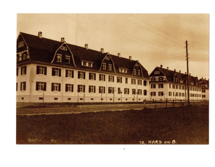Die Wohnhäuser für die FabriksarbeiterInnen der Textilfirma Jenny an der Landstraße nannte man „Italienerhüsr“ (1911).