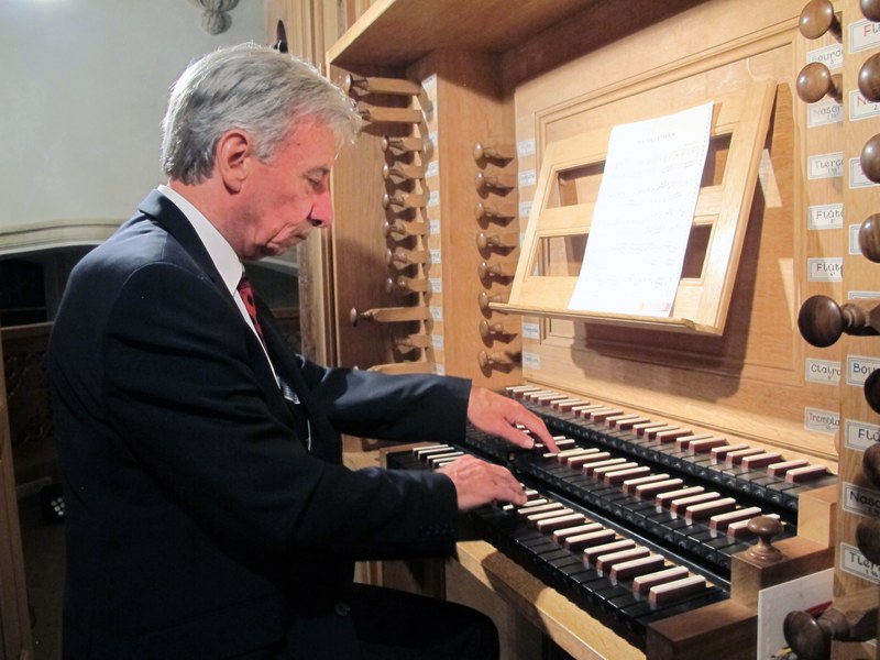 Der Organist und Musikwissenschaftler Bruno Oberhammer, hier an der Orgel von Tschagguns, ist mittlerweile unter die Buchautoren gegangen und hat in einem Bildband, die Orgellandschaft des Montafon dokumentiert
