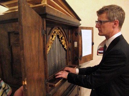Ins Programm der parallel erscheinenden CD mit Werken an der großen Orgel bezieht Oberhammer auch die Steirische Tischorgel von 1741 in Tschagguns mit handbetriebenem Blasebalg ein, die kürzlich von Martin Heini gespielt wurde