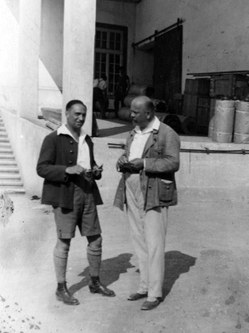 Rudolf Kastner mit einem Geschäftspartner auf dem Fabrikshof in Thüringen, um 1919 © Familie Dittrich