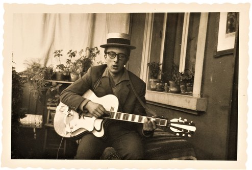 Der Autor in jungen Jahren mit dem Girardi-Hut seines Großvaters und der neuesten Höfner-Gitarre