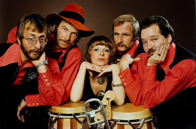 Die größten Erfolg feierte Friedl Hanke (ganz links) als Gitarrist der „Castellos“ bis in die späten 70er Jahre, zusammen mit (v.l.n.r.) Arno Frick, Waltraud Bitschnau, Paul Müller und Peter Efferl