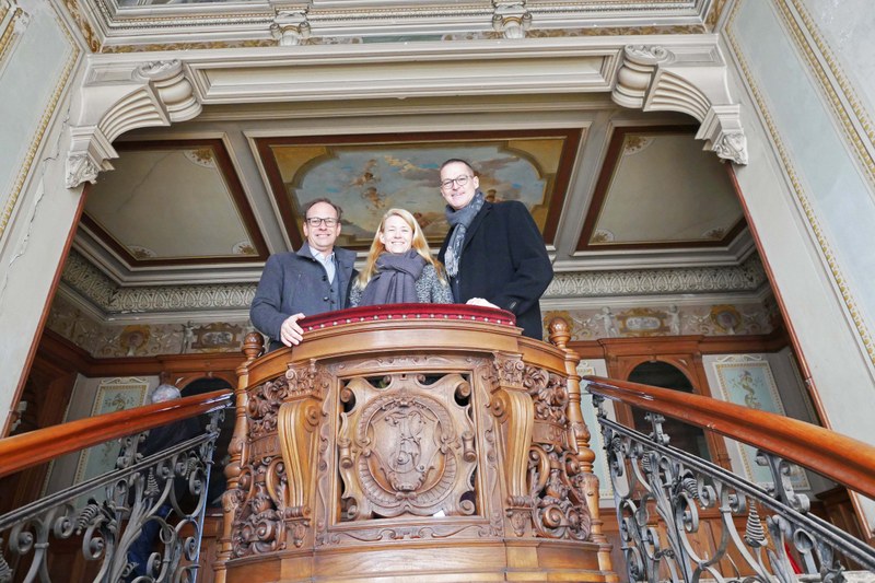 Bürgermeister Dieter Egger, Frauke Kühn vom literatur:vorarlberg netzwerk und Landesrat Christian Bernhard in der Villa Rosenthal (© Stadt Hohenems)