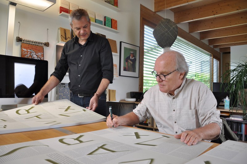 Kurt Dornig und Michael Köhlmeier beim Signieren eines Teils der Edition