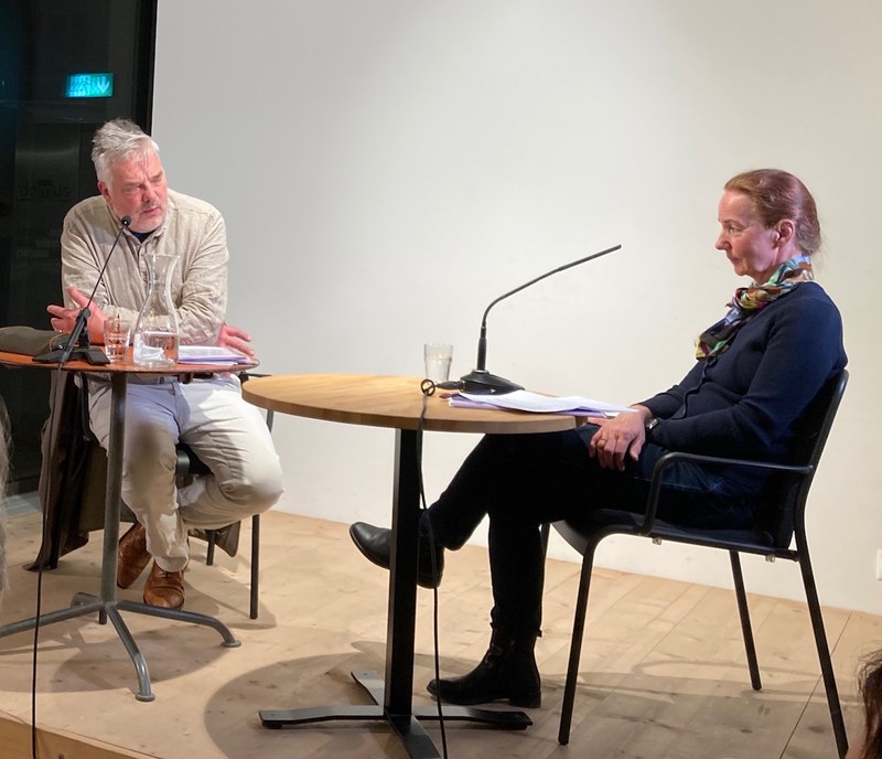 Der Autor Stefan Sprenger und die Moderatorin des Abends, Verena Bühler