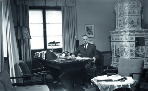 Carl Lutz als Schweizer Konsul in seinem Büro in der Belruptstraße.