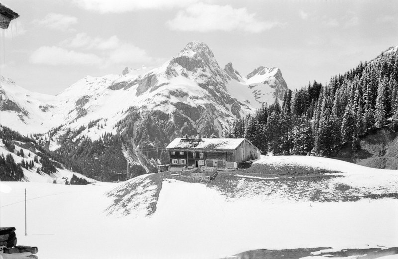 Bauernhaus in Schröcken, im Hintergrund die Künzelspitze