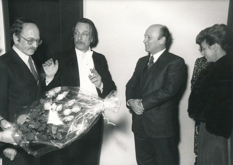 Oscar Sandner mit dem Pianisten Arturo Benedetti Michelangeli, Bgm. Fritz Mayer und Gattin, 24.1.1980, anlässlich eines Klavierkonzerts (Foto Oskar Spang/Stadtarchiv Bregenz)