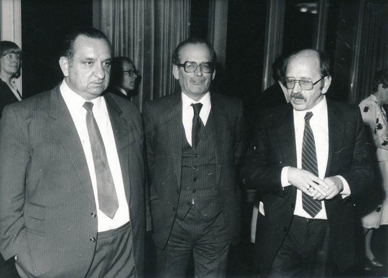 Bundesminister Fred Sinowatz, LH Herbert Kessler und Oscar Sandner bei der Eröffnung der "Österreich-Galerie" im Bregenzer Festspielhaus, 4.3.1982 (Foto:Stadtarchiv Bregenz)