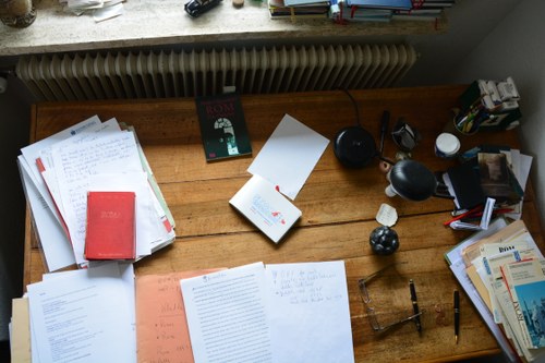 Schreibtisch von Oscar Sandner mit den letzten Seiten des Romans "Zusammenbruch des Föhns" (Foto: Jürgen Thaler)