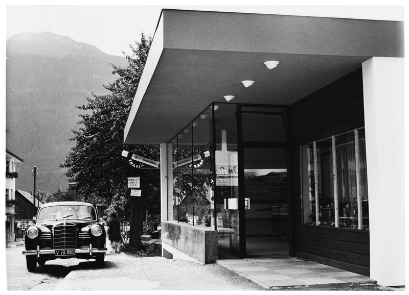 Trafik in Schruns mit Pfeifers Mercedes, 1956 (© Nachlass Architekt W. Pfeifer)