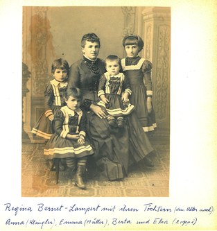Porträt von Regina Bernet-Lampert mit ihren vier Kindern um 1892 im Alter von ca. 38 Jahren. (© Zentralbibliothek Zürich)