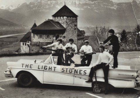 Die „Light Stones“ mit ihrem Cabriolet vor dem Schloss Vaduz (v.l.n.r.): Felix Rheinberger, Franz Rheinberger, Anton Schädler, Rudolf Schächle, Stefan Davida im Ford Fairlane
