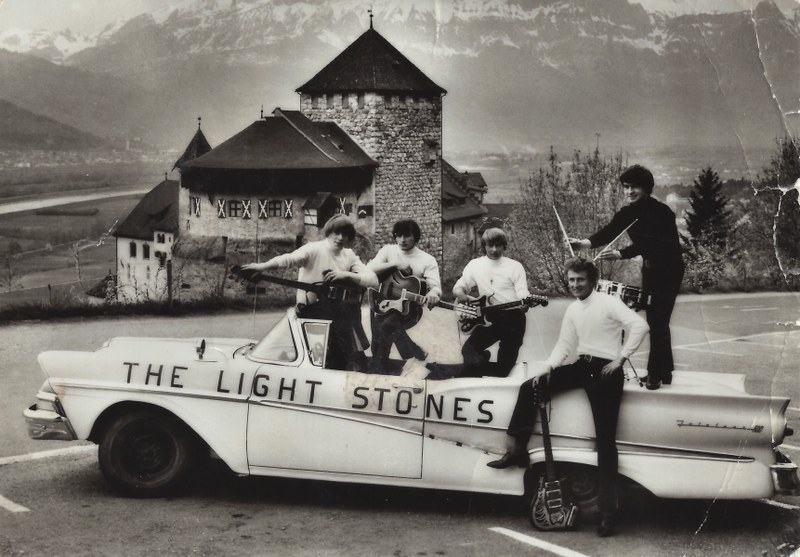 Die „Light Stones“ mit ihrem Cabriolet vor dem Schloss Vaduz (v.l.n.r.): Felix Rheinberger, Franz Rheinberger, Anton Schädler, Rudolf Schächle, Stefan Davida im Ford Fairlane