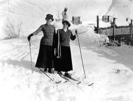 Skifahren durften sie, aber Hosen waren tabu: Im Januar 1913 nahmen bereits 24 Frauen bei einem Skikurs in Stuben am Arlberg teil  © Sammlung Franz-Josef Alber, St. Anton am Arlberg (Nachlass Benno Rybiczka)