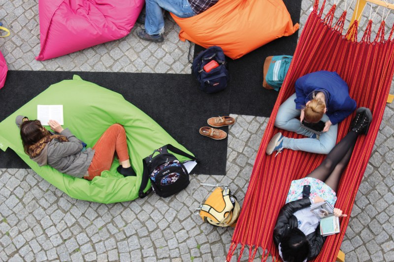 Mobiles Lesewohnzimmer unter freiem Himmel