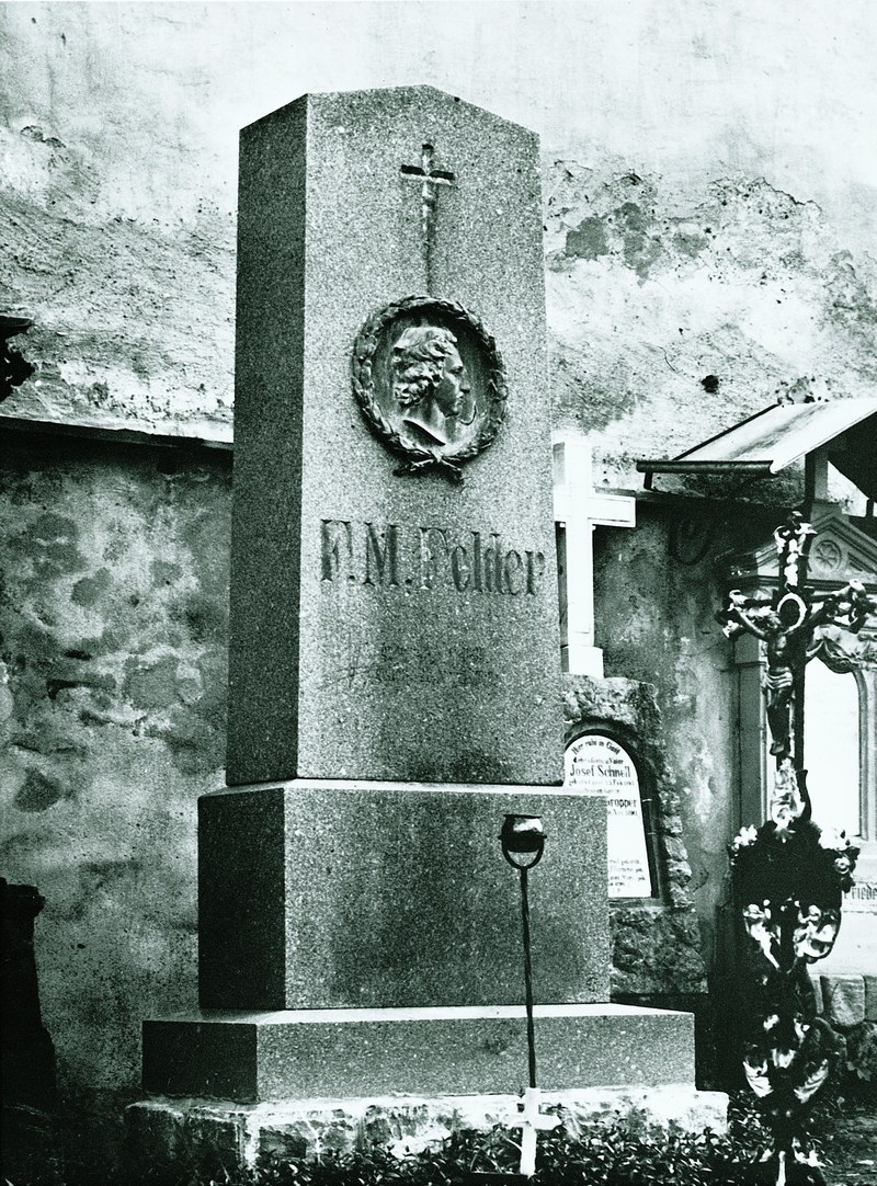 Das Felderdenkmal am heutigen Standort an der Kirchenmauer (© vorarlberg museum)