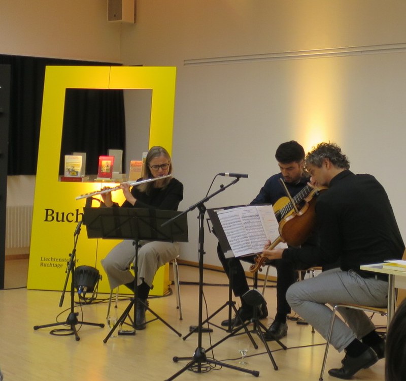 Claudia Christa, Flöte, Klaus Christa, Bratsche und Takeo Sato an der Gitarre sorgten für den passenden Sound
