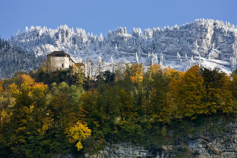 Burg Neu-Ems vor der verschneiten Bergkulisse des „Schönen Mann“
