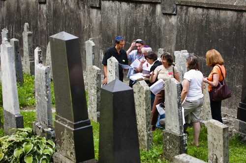 Nachfahren von Hohenemser Juden auf dem jüdischen Friedhof auf der Suche nach ihren Wurzeln