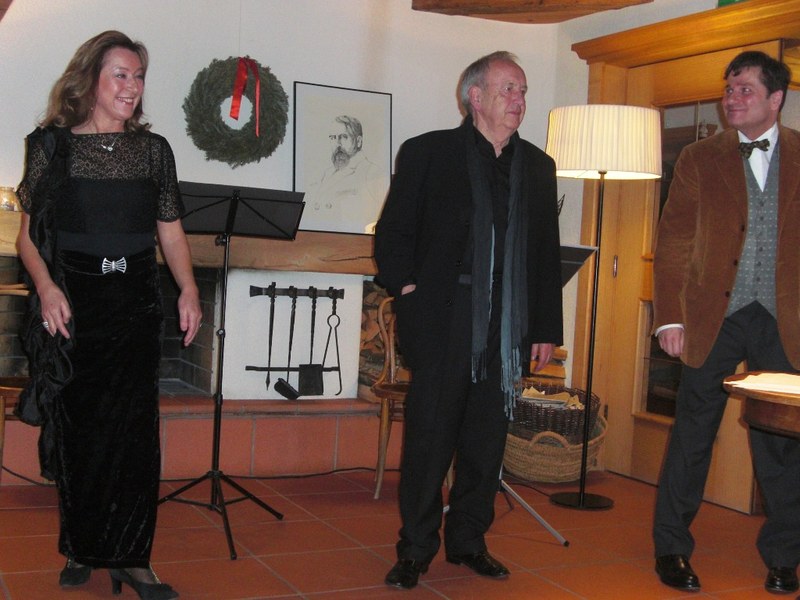 Applaus nach einem gelungenen Auftakt für (v.l.n.r.) Johanna Lonsky, Prof. Klaus Gmeiner und Leo Braune