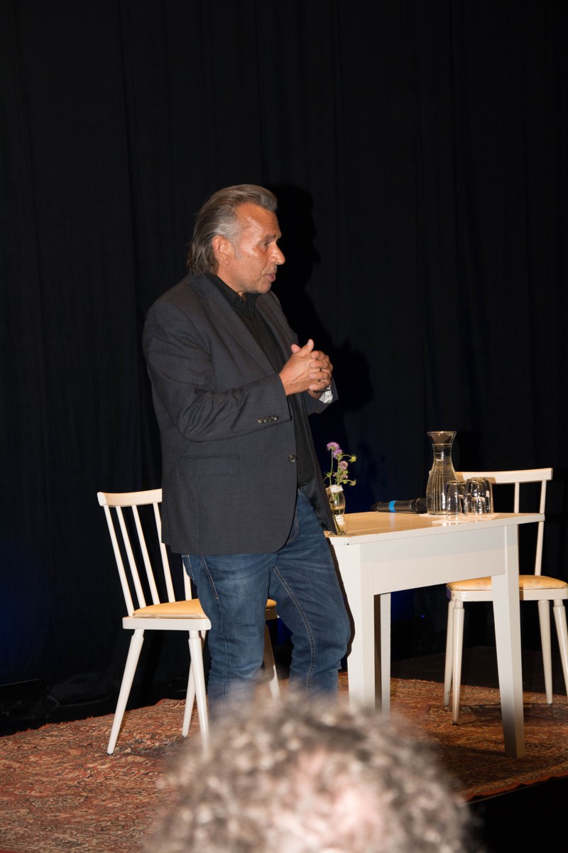 Hubert Dragaschnig bei seiner Begrüßung im Theater KOSMOS (alle Fotos: Silvano Campedel)