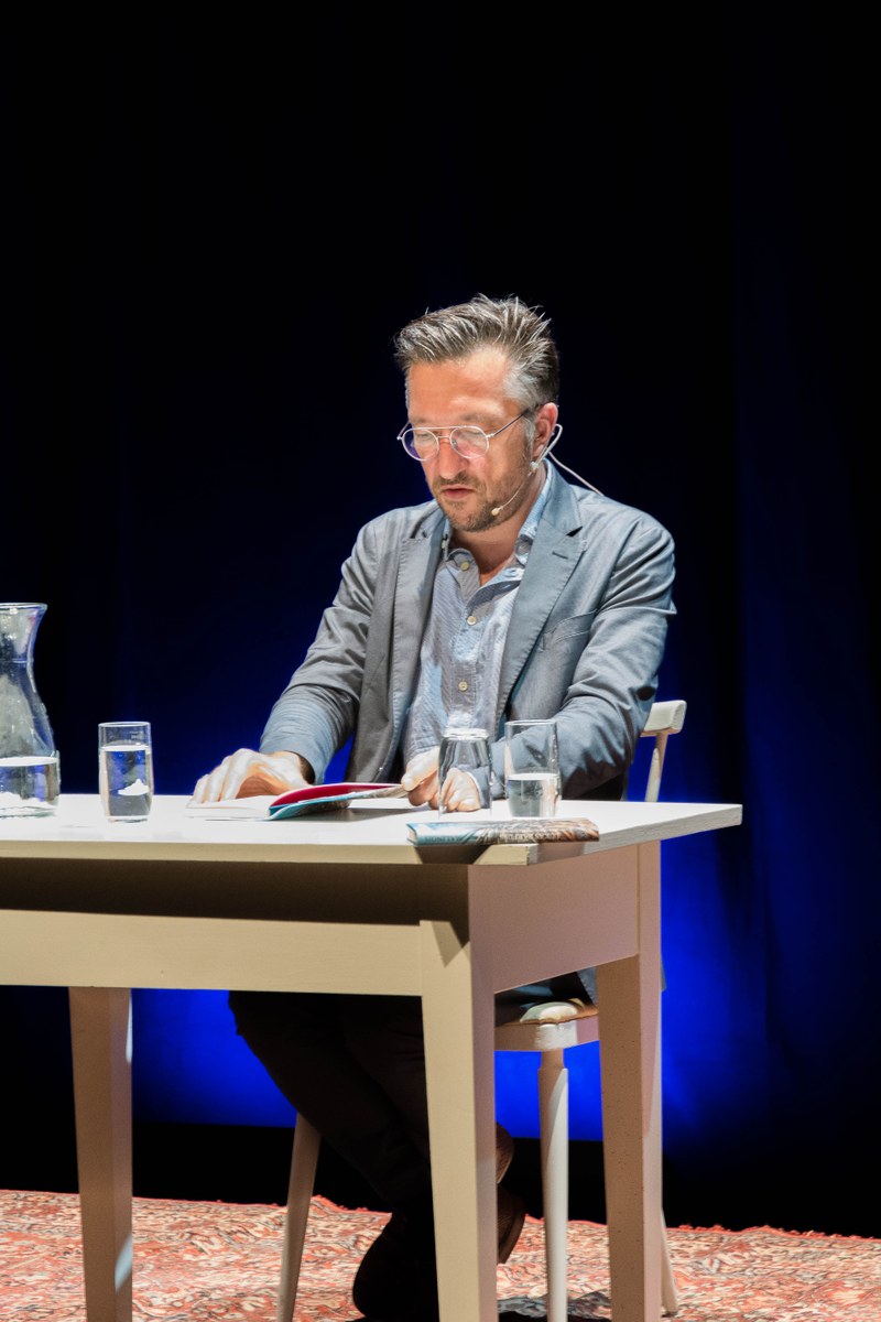 Der Romancier, Dramaturg und Erzähler Lukas Bärfuss liest aus „Malinois“, einem Erzählband aus 2019