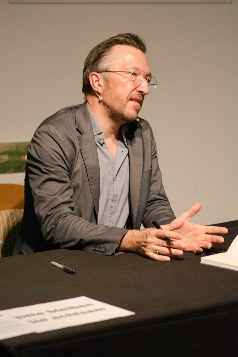 Der Schriftsteller beim Signieren im Foyer des Theaters