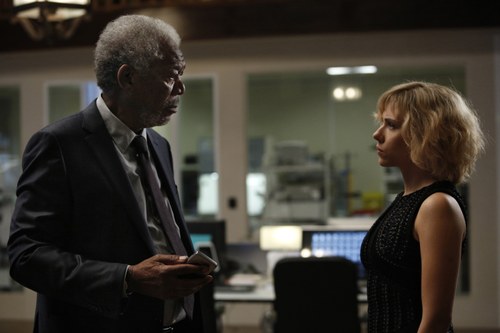 Staunender Neurologe: Morgan Freeman und die Frau, die 100 Prozent Gehirnleistung bringt.