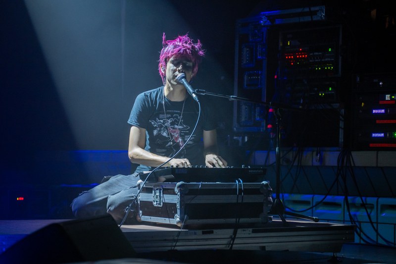 Lukas Oscar eröffnete den Abend mit Indie-Elektropop. (Foto: Daniel Furxer)