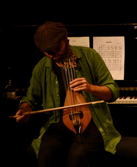 Multiinstrumentalist Andreas Paragioudakis hier an der Lyra
