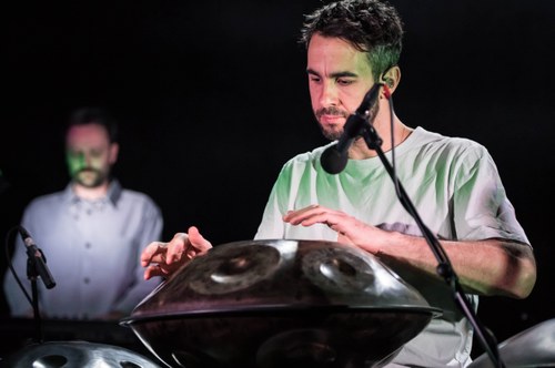 Manu Delago überzeugte einmal mehr als Musiker, der auf der Handpan Maßstäbe setzte, und als Komponist (Foto: Stefan Hauer)