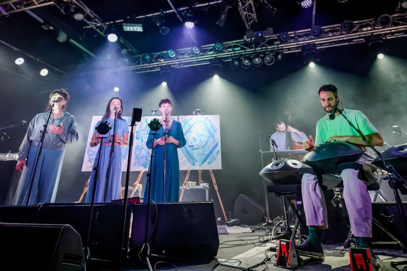 Ein perfektes Team: Mad About Lemon (Anna Widauer, Mimi Schmid und Valerie Costa), Clemens Rofner an Kontrabass und Synthesizer und Hang-Virtuose Manu Delago (Foto: Stefan Hauer)