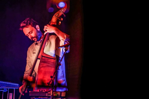 Clemens Rofner ist ein Langzeit-Weggefährte Delagos und als einziger vom Sextett auf dem neuen Album auch live dabei (Foto: Stefan Hauer)