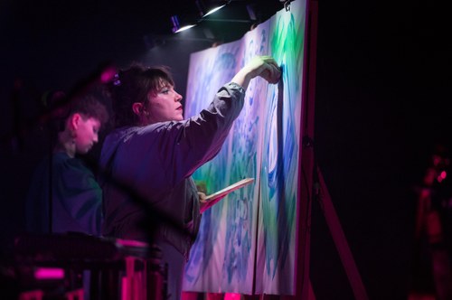 Wer nicht gerade mit Singen oder Percussion beschäftigt war, musste an die Leinwand (Foto: Stefan Hauer)