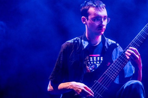 Frieder Klein entlockte seinem sechssaitigen E-Bass perfekte Rhythmen und ein ungewohnt breites Spektrum an melodiösen Tönen (Foto: Stefan Hauer)