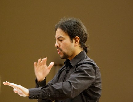 Die musikalische Leitung hat der peruanisch-finnische Dirigent Arturo Alvarado am Pult des Symphonieorchesters Vorarlberg. 