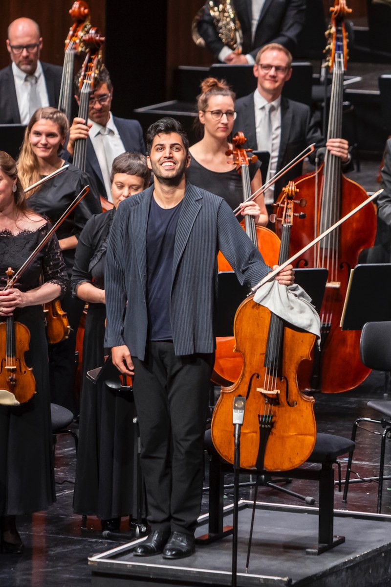 Kian Soltani zog mit dem 2. Cellokonzert von Dmitri Schostakowitsch die Zuhörenden in seinen Bann. 2024 ist er bei den Bregenzer Festspielen mit Schumann zu erleben. (Foto: Lisa Mathis)