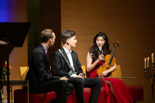 Matthias Honeck im Gespräch mit Hwayoon Lee und Alexander Svetnitsky-Ehrenreich (Foto: Julian Forte)