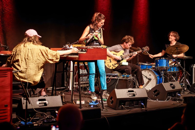Edward Perrauds Quartett „Sauvages Paradis“ entfachte ein gleichermaßen intensives wie lautstarkes, hochenergetisches und orgiastisches Soundspektakel (Foto: Stefan Hauer)