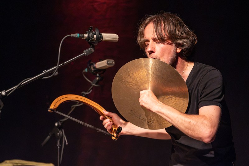 Der Bandleader sorgte für High-Energy, aber auch für interessante Soundfindungen (Foto:Stefan Hauer)