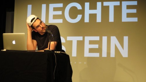 Der Liechtensteiner Journalist Sebastian Sele im Schlösslekeller.