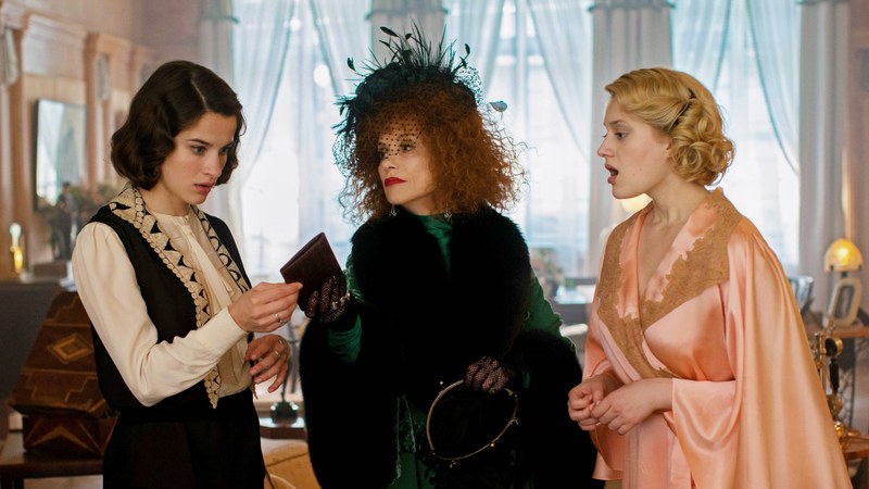 Im Plan von Pauline (Rebecca Marder, li.) und Madeleine (Nadia Tereszkiewicz) kam der Auftritt von Odette (Isabelle Huppert) nicht vor.