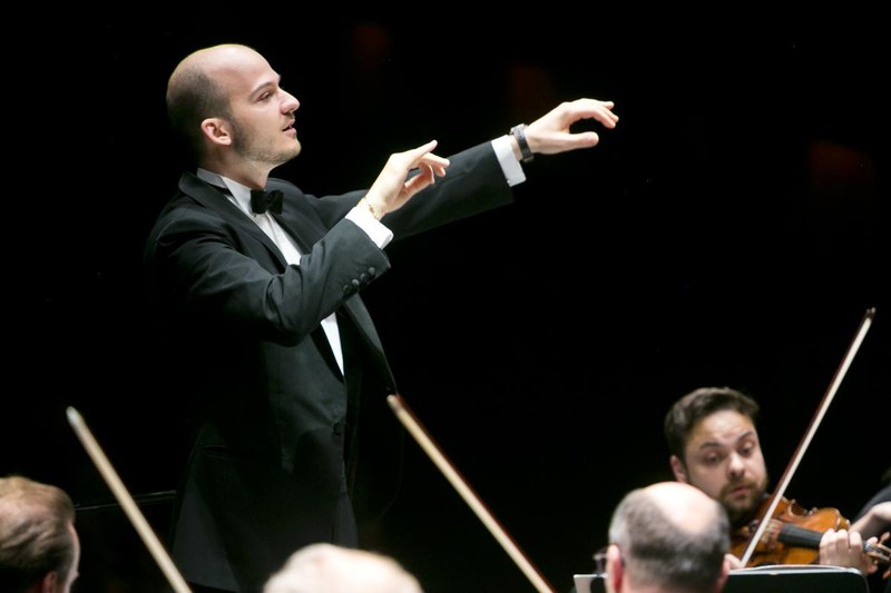 Der erst 30-jährige Guiseppe Mengoli leitete die Wiener Symphoniker mit ausdrucksstarker Gestik. (Foto: Dietmar Mathis)