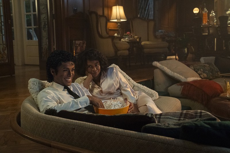 Gute Unterhaltung: Mit Mutter Katherine (Nia Long) beim Fernsehabend. (Foto: Lionsgate)