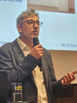 Michael Kasper präsentiert das Programm des Vorarlberg Museums für 2025. (Foto: Karlheinz PichlerI
