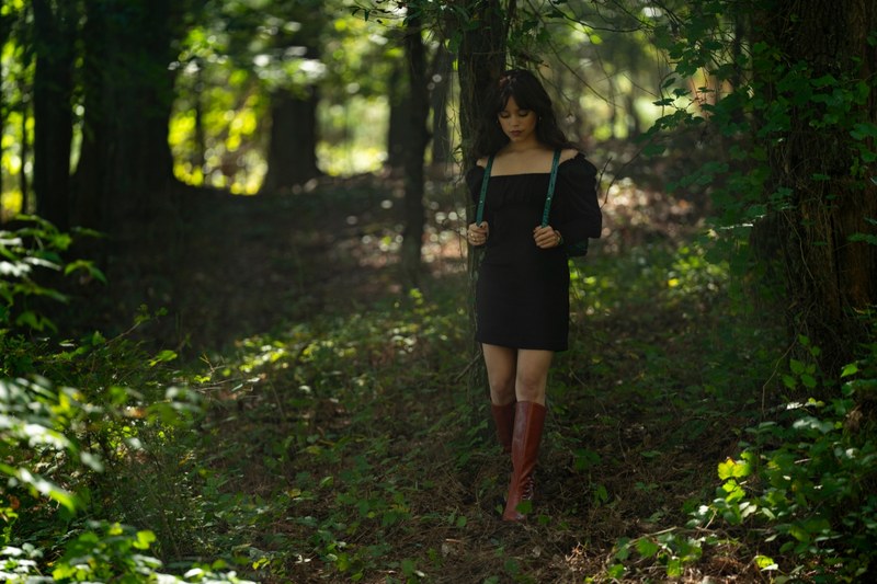 Von wegen Rotkäppchen: Cairo Sweet (Jenna Ortega) kennt den Weg. (Foto: Lionsgate) 