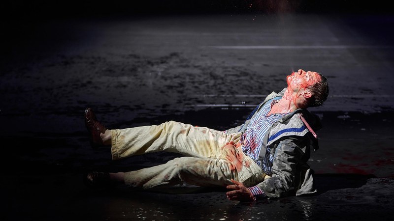 Die See war unruhig an diesem Abend und der Schauspieler Jörg Pohl musste sich gegen Wind und Wetter stemmen (Foto: Ingo Höhn)