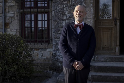 Monsieur Blake mischt sich in fremde Angelegenheiten ein und im Landgut auf. (Foto: Luna Film)